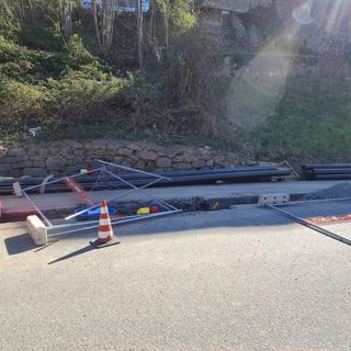 "Attenzione in Valle Cervo alla recinzione del cantiere caduta per il vento", segnala un lettore, FOTO