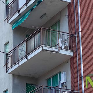 Gaglianico, vetri pericolanti dal balcone di un appartamento di un palazzo, i vicini chiamano i Vigili del Fuoco, foto Finatti