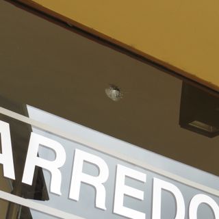 Si allunga l'elenco dei negozi di Cossato danneggiati dai vandali FOTOGALLERY