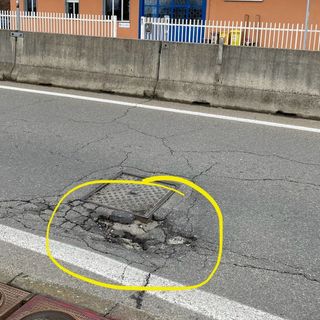Una lettrice: "Mia figlia è riuscita a evitare due buche enormi, ma si deve fare attenzione"