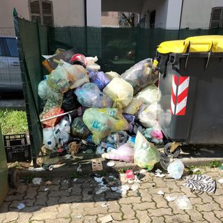 "Turismo dei rifiuti" nelle palazzine ATC in via Schiapparelli, una lettrice: "Umiliante per chi abita qui"