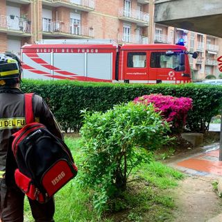 Vigili del fuoco soccorrono ragazzi bloccati in ascensore