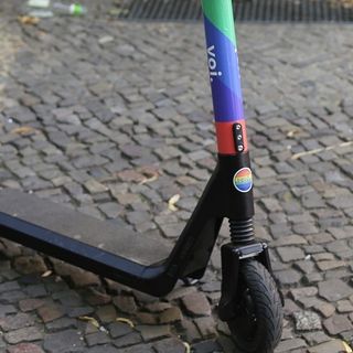 Biella: incidente tra auto e monopattino, conducente del monopattino in ospedale