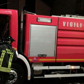 Incendio ad Andorno vicino alla stazione dei carabinieri