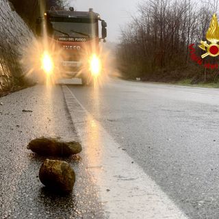Settimo Vittone, intervento dei Vigili del Fuoco per una frana, FOTO