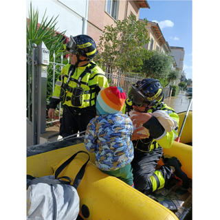 Maltempo in Toscana: i Vigili del Fuoco di Biella soccorrono la popolazione con i gommoni a Campi Bisenzio