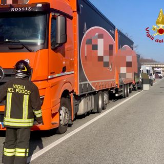 Verrone, tamponamento a catena tra un autoarticolato e due furgoni, foto di Mattia Baù per newsbiella.it