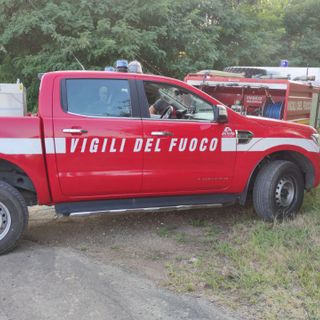 Incendio boschivo a Masserano, intervento di tre mezzi dei Vigili del Fuoco