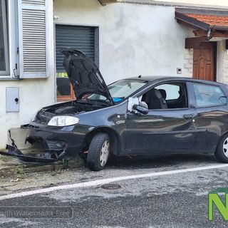 Valle San Nicolao: auto finisce contro il un muro di una casa, FOTO Nicola Rasolo