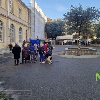 "Decora e adotta un albero" i bambini della XXV Aprile a Chiavazza hanno addobbato gli abeti in piazza