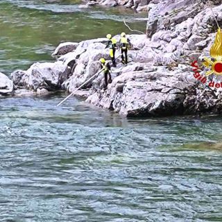 Quarona, ritrovato esamine nell'alveo del fiume Sesia: concluse le ricerche dei Vigili del Fuoco. Quarona, ritrovato esamine nell'alveo del fiume Sesia: concluse le ricerche dei Vigili del Fuoco.