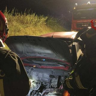 Alice Castello, auto a fuoco, operazioni di spegnimento in serata Alice Castello, auto a fuoco, operazioni di spegnimento in serata