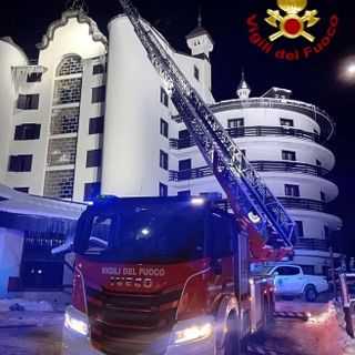 Scoppia un incendio in una stanza di hotel a Sestriere: evacuato il Principe di Piemonte