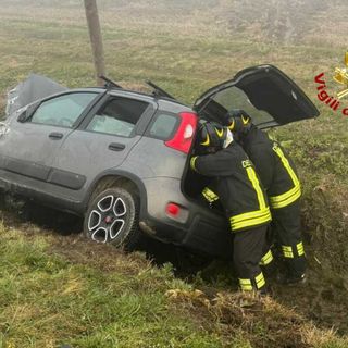 Incidente per auto e camper, estratta una persona dall'abitacolo