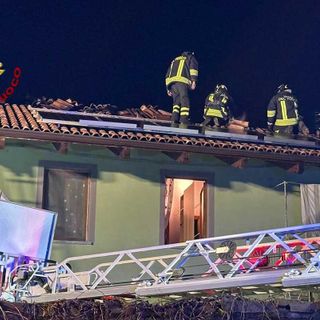 Dal Nord Ovest – A fuoco tetto di una casa, scongiurato il peggio FOTO