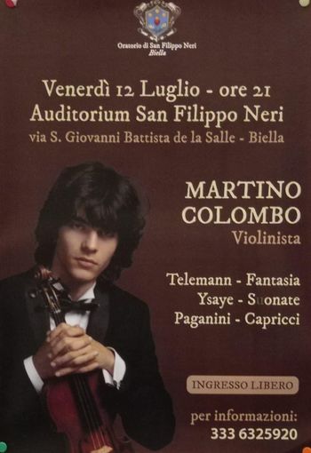 Martino Colombo in concerto a Biella, sulle note del violino.