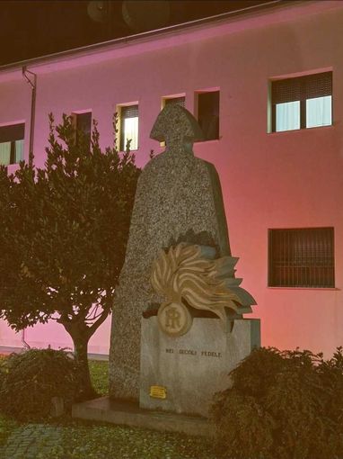 Giornata contro la violenza sulle donne: la caserma dei Carabinieri si illumina di arancione