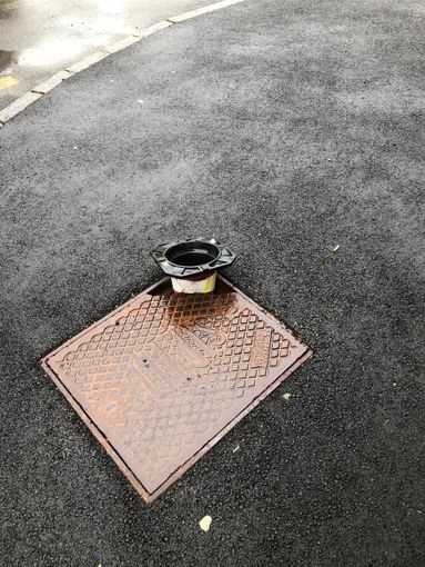 Biella: "Un buco nel tombino, un cono per chiuderlo" la segnalazione di una lettrice