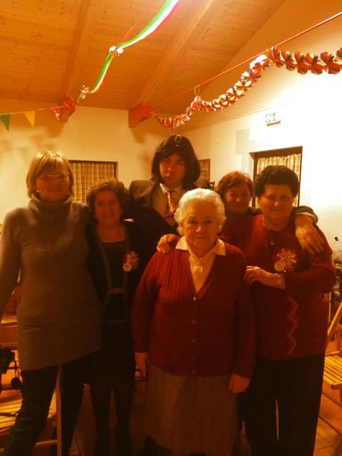 Ruggero De I Timidi con le "ragazze" dell'associazione Ruggero De I Timidi con le "ragazze" dell'associazione