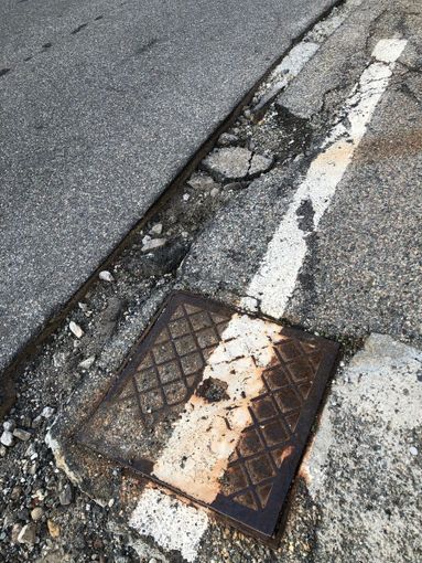 "Via Barazzetto come una mulattiera" un lettore segnala