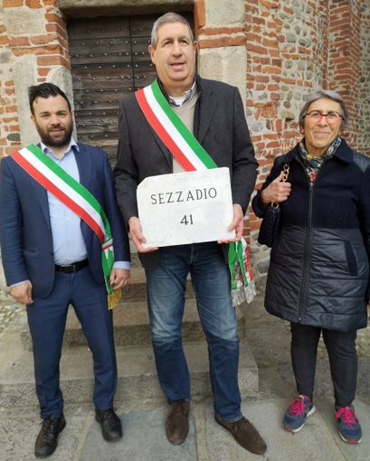 Nell’immagine, Biella, piazza del battistero, al centro il sindaco di Sezzadio, Enzo Daniele con la consigliere Virginia Sardi e il vicesindaco di Biella Giacomo Moscarola Nell’immagine, Biella, piazza del battistero, al centro il sindaco di Sezzadio, Enzo Daniele con la consigliere Virginia Sardi e il vicesindaco di Biella Giacomo Moscarola
