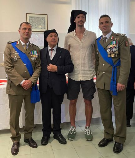 Battista Saiu e Tommaso Raspino tra il Generale di Divisione Stefano Messina e il Generale di Brigata Andrea Fraticelli. Battista Saiu e Tommaso Raspino tra il Generale di Divisione Stefano Messina e il Generale di Brigata Andrea Fraticelli.