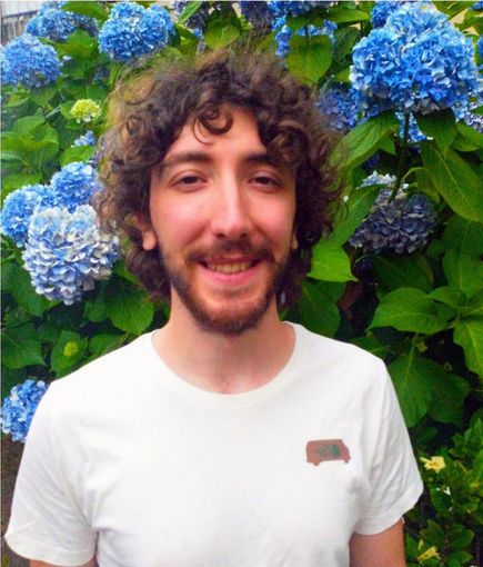 Nell'immagine, Giacomo Corda durante il censimento dei castagni da frutto del Biellese