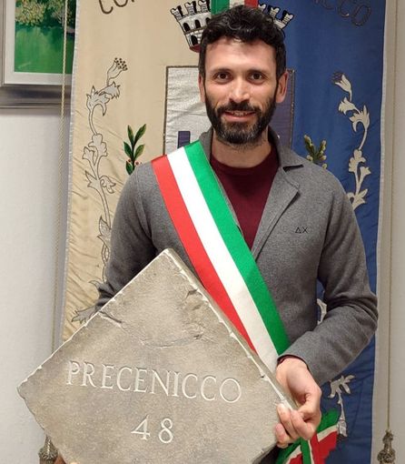 Nell’immagine, Andrea De Nicolò, sindaco di Precenicco con la pietra inviata a Biella Nell’immagine, Andrea De Nicolò, sindaco di Precenicco con la pietra inviata a Biella