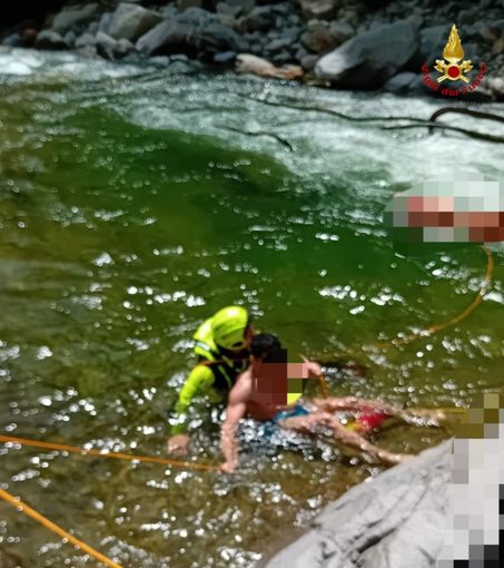 Fa il bagno nel Cervo ma non riesce più a tornare a riva, portato in salvo dai Vigili del Fuoco Fa il bagno nel Cervo ma non riesce più a tornare a riva, portato in salvo dai Vigili del Fuoco