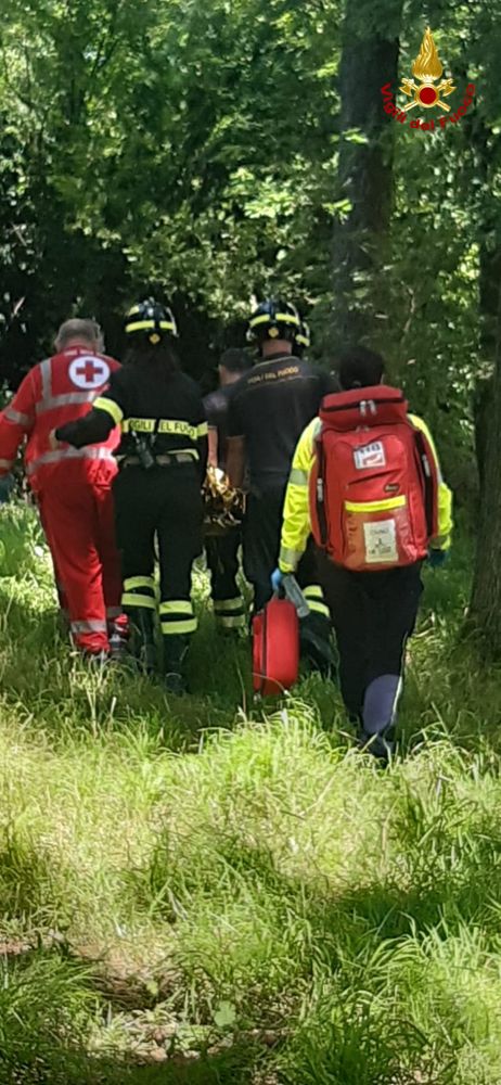 Falcia il prato ma cade in una roggia: soccorso a Biella dai Vigili del Fuoco.
