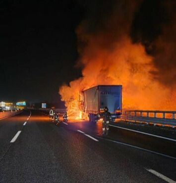 Dal Nord-ovest - Torino, a fuoco un tir alimentato a metano: ferito il conducente e traffico in tilt Dal Nord-ovest - Torino, a fuoco un tir alimentato a metano: ferito il conducente e traffico in tilt