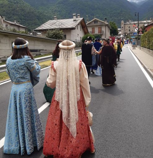 Sfilata medievale in Valle d'Aosta, alla parata anche gli Scacchi Viventi Crevacuore (foto dalla pagina Facebook di Comune di Crevacuore)