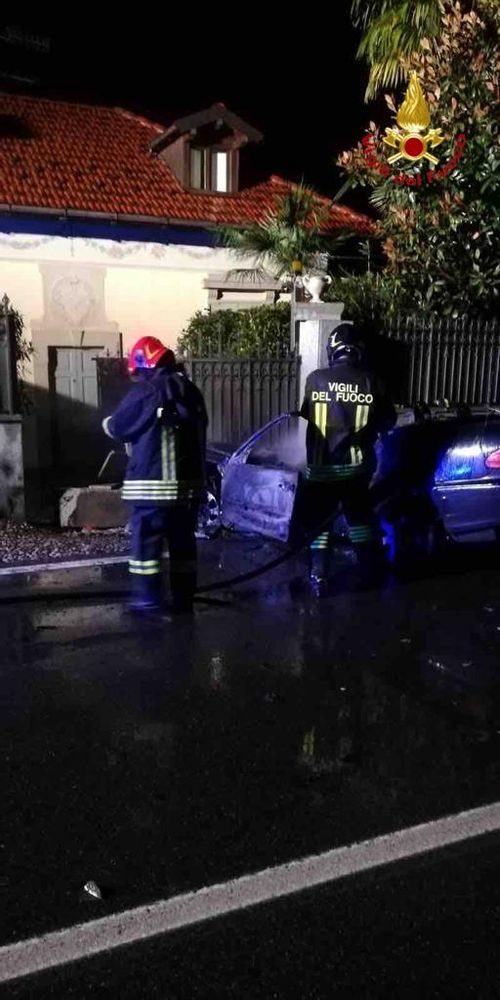 Dal Nord Ovest - Dopo l'incidente va a fuoco la macchina Dal Nord Ovest - Dopo l'incidente va a fuoco la macchina