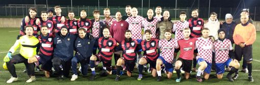 Le rose di Su Nuraghe Calcio Biella e Pizza Flash immortalate insieme prima del fischio d'inizio della contesa.