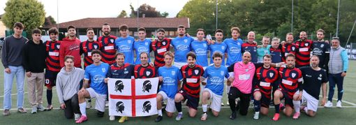 Un momento della festa di fine stagione di Su Nuraghe Calcio Biella e le due squadre prima della disputa dei play-off