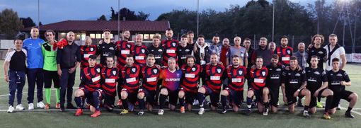 Nell’immagine, “Su Nuraghe Calcio Biella” e “Algida” con arbitri e dirigenti di entame le formazioni