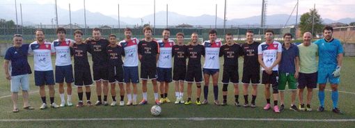Gli atleti di Su Nuraghe Calcio Biella durante l'amichevole disputata sul campo sintetico dello Sportec Center di Gaglianico, ultimo allenamento prima della pausa estiva.