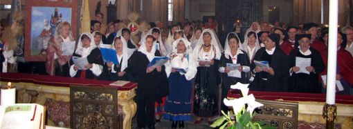 Nell’immagine, Biella, “Voci di Su Nuraghe” in abiti tradizionali al Santuario di Santa Maria di Oropa - foto di repertorio.