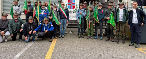Valdilana accoglie gli Alpini della "Valsesiana" in marcia verso l’Adunata di Biella (foto dalla pagina Facebook di Comune di Valdilana)