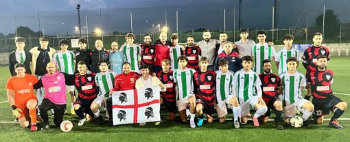 Atleti di Su Nuraghe Calcio Biella e Prafil Lads all’inizio della gara.