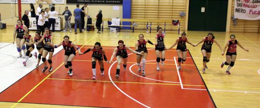 Maurizio Sechi premia i premi tre classificati (foto www.cuncordu.it)