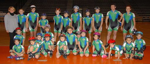 I pattinatori della società La Marmora con la direttrice tecnica Paola Buzzo