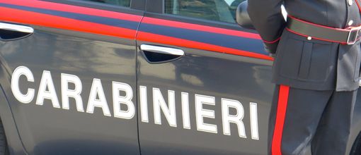 Ubriaco si mette a dormire davanti alla farmacia