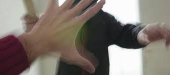 Lite davanti a un circolo: un uomo accusa il gestore di aggressione, indagini in corso