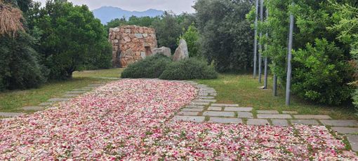 Infiorata dell’area monumentale di “Nuraghe Chervu” e pietra di Bordolano inserita nel selciato di memoria Infiorata dell’area monumentale di “Nuraghe Chervu” e pietra di Bordolano inserita nel selciato di memoria