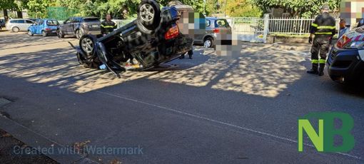 Biella: incidente in via Addis Abeba, auto ribaltata conducente in ospedale Biella: incidente in via Addis Abeba, auto ribaltata conducente in ospedale