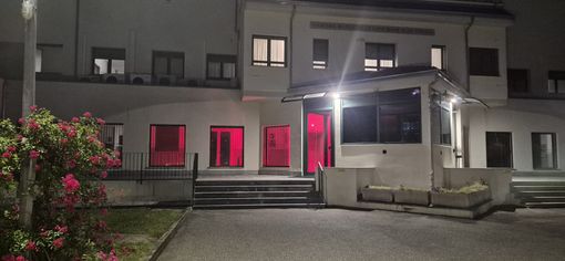 Biella, Giornata Mondiale Sclerosi Multipla, la caserma dei Carabinieri si tinge di rosso