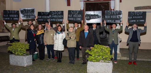 Da Biella a Guardabosone, il flash mob: “Uomini in scarpe rosse”.