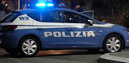 Una volante della Polizia durante un intervento Una volante della Polizia durante un intervento