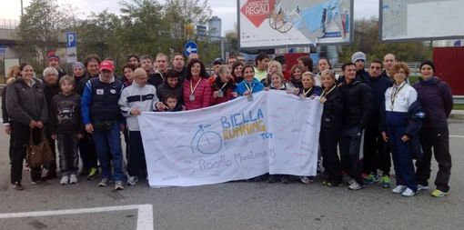 Il gruppone di biellesi che ha partecipato alla Turin Marathon con il Progetto Maratona